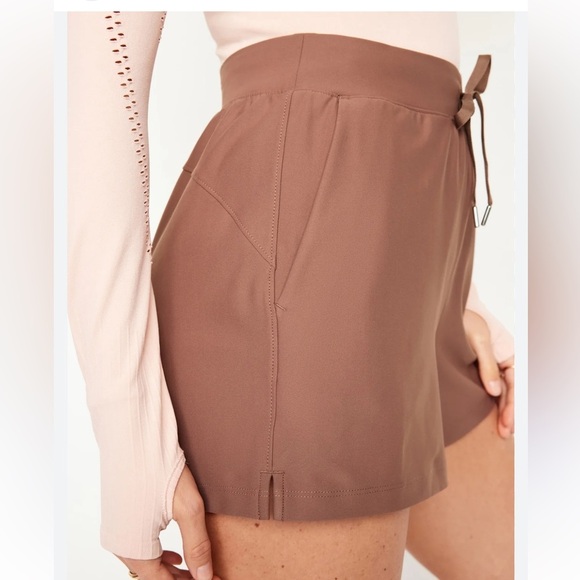 Women’s Old Navy Powersoft Shorts and Cloud 94 Active top outfit size large - Picture 4 of 7